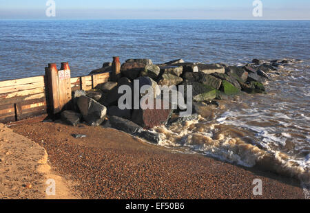 Une petite brise-lames en bois et rochers de défense de la mer à Southwold, Suffolk, Angleterre, Royaume-Uni. Banque D'Images