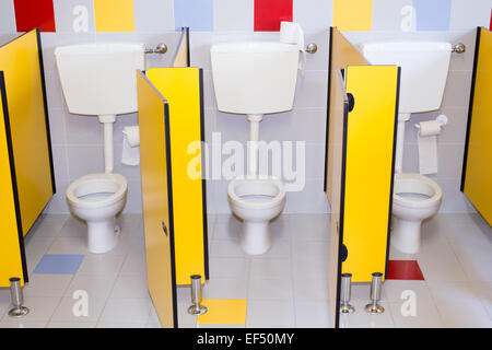 Petite salle de bains d'une école pour les enfants avec de l'eau fermé Banque D'Images