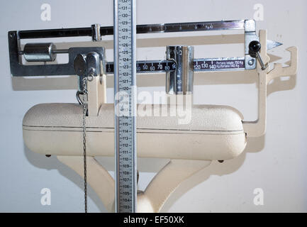 Ancienne balance de salle de bains avec la tige de mesure pour la hauteur et le poids contrebalancer Banque D'Images