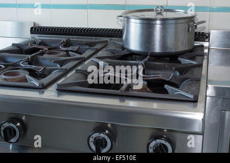 Grand pot en acier au-dessus de la cuisinière de la cuisine en acier inoxydable Banque D'Images