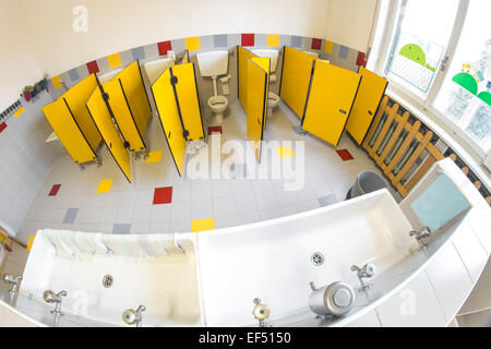 Petite salle de bains d'une école pour les enfants avec de l'eau penderie et puits Banque D'Images