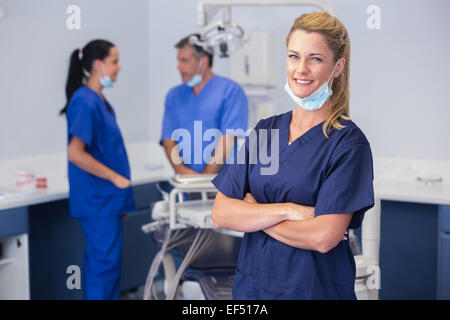 Smiling nurse with arms crossed Banque D'Images