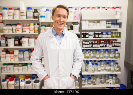 Beau pharmacist smiling at camera Banque D'Images