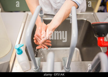 Votre pharmacien se laver les mains à l'évier Banque D'Images