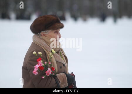 (150127) -- ST. PETERSBURG, Janvier 27, 2015 (Xinhua) -- une vieille dame assiste à une cérémonie pour marquer le 71e anniversaire de la fin de l'Blocus de Leningrad à l'Piskaryovskoye Memorial Cemetery à Saint-Pétersbourg, Russie, 27 janvier 2015. Leningrad, connu comme aujourd'hui, Saint-Pétersbourg a été assiégèrent par les Nazis en septembre 1941. La ville a lutté pendant près de 900 jours après et a levé le blocus des Nazis le 27 janvier 1944. Le siège avait entraîné la mort de plus de 600 000 civils et militaires soviétiques. (Xinhua/Lu Jinbo) (LMM) Banque D'Images