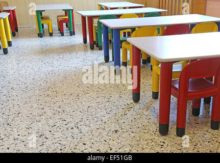 Chaises de couleur et de petites tables dans la salle à manger de la pépinière Banque D'Images