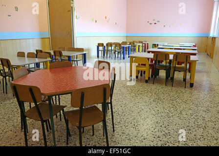 Chaises de couleur et de petites tables dans la salle à manger de la pépinière Banque D'Images