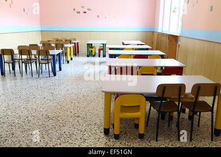 Des chaises en plastique de couleur et de petites tables du réfectoire à l'école de la petite enfance Banque D'Images