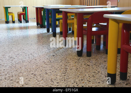 De nombreuses chaises et tables de jardin d'enfants sans enfants Banque D'Images