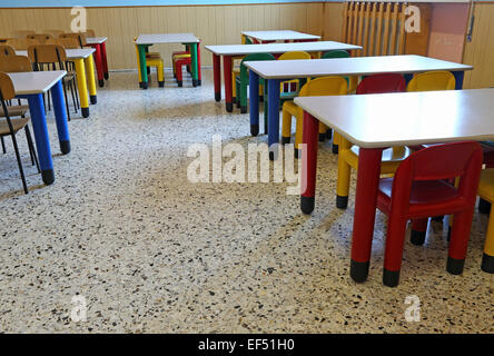 Grande salle à manger de la cantine maternelle sans enfants Banque D'Images