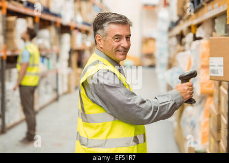 Warehouse worker scanning barcode sur fort Banque D'Images
