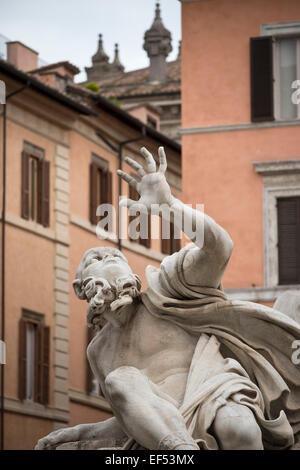 Rome. L'Italie. Détail de la Fontana dei Quattro Fiumi sur Piazza Navona montrant la sculpture représentant le Rio de la Plata Banque D'Images