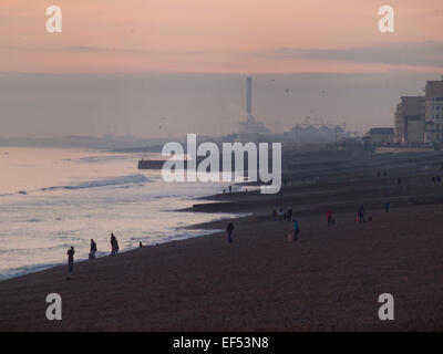 La fin de l'hiver après-midi sur la plage de Brighton Banque D'Images