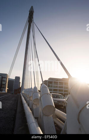 Samuel Beckett Bridge est un pont à haubans qui relie Dublin Sir John Rogerson's Quay sur le côté sud de la rivière Liff Banque D'Images