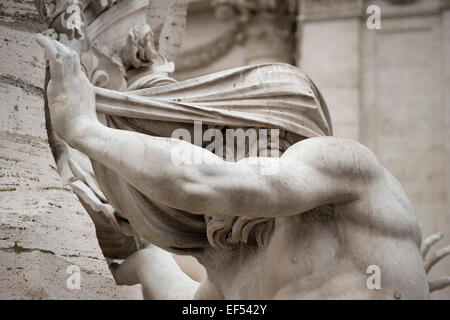 Rome. L'Italie. Détail de la Fontana dei Quattro Fiumi sur Piazza Navona montrant la sculpture représentant le Nil Banque D'Images