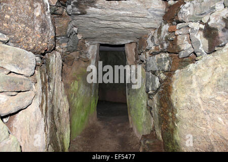 Intérieur de Bryn Celli Ddu l'une des plus belles tombes passage au Pays de Galles Banque D'Images