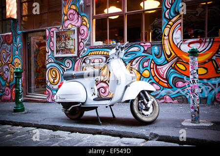 Melbourne, Australie - le 20 décembre - Melbourne's célèbre Hosier Lane avec graffiti et moto le 20 décembre 2013. Banque D'Images