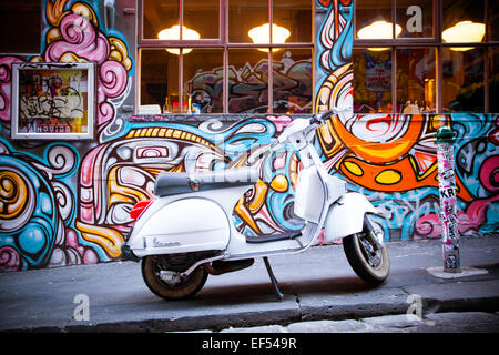 Melbourne, Australie - le 20 décembre - Melbourne's célèbre Hosier Lane avec graffiti et moto le 20 décembre 2013. Banque D'Images