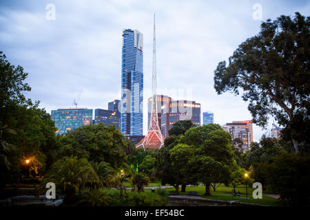 Melbourne, Australie - 20 décembre - le célèbre Melbourne Arts Centre et Eureka Tower de Alexandra Gardens au crépuscule sur Décembre Banque D'Images