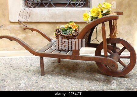 En bois Vintage panier de fleurs jaunes Banque D'Images