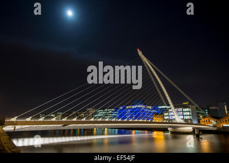 Samuel Beckett Bridge est un pont à haubans qui relie Dublin Sir John Rogerson's Quay sur le côté sud de la rivière Liff Banque D'Images