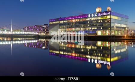 Une image couleur de la BBC Ecosse studio's à Glasgow à prendre le soir heure bleue Banque D'Images