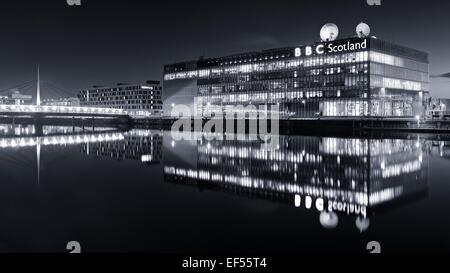 Une image en noir et blanc de la BBC Ecosse studio's à Glasgow à prendre le soir heure bleue Banque D'Images