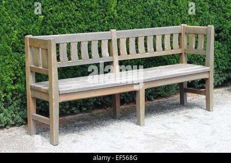 Banc en bois dans un parc-jardin Banque D'Images