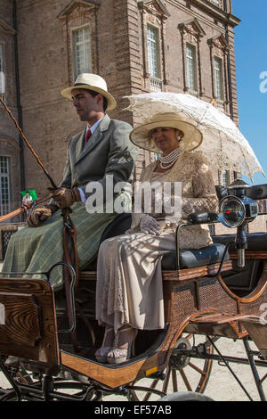 La concurrence internationale pour les voitures traditionnelles 'La Venaria Reale',concurrents portant le code vestimentaire,Italie Banque D'Images