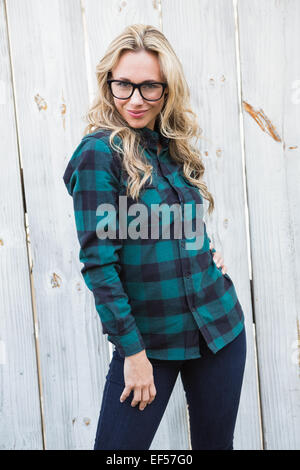 Jolie blonde en chemise rayée posing Banque D'Images