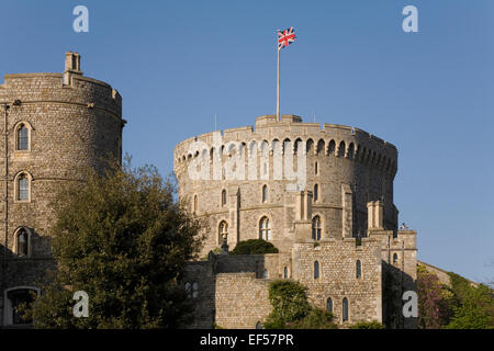 Vue du château de Windsor de l'extérieur de motifs - tour et drapeau britannique Banque D'Images
