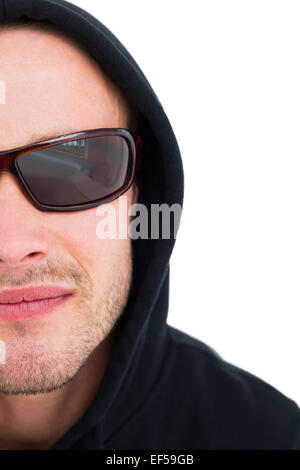 Portrait de hacker dans le capot avec lunettes Banque D'Images
