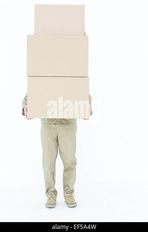 Delivery man carrying cases empilées Banque D'Images