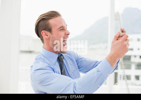 Angry businessman crier au téléphone Banque D'Images