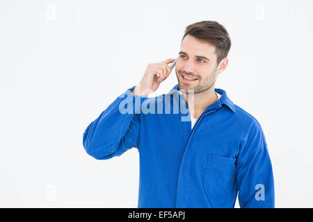 Heureux jeune homme l'aide mécanicien mobile phone Banque D'Images