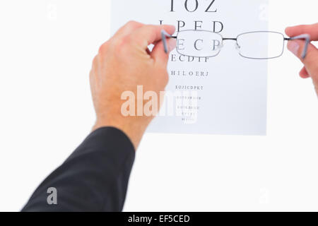Man holding eyeglasses sur le papier Banque D'Images