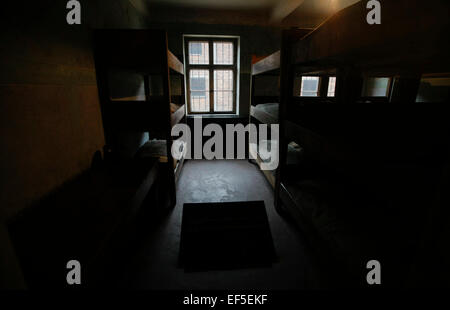 (150127) -- Bruxelles, le 27 janvier 2015 (Xinhua) -- Photo prise le 9 novembre 2012 montre la prison au mémorial de l'emplacement de l'ancien camp de concentration d'Auschwitz à Oswiecim, Pologne. Les célébrations du 70e anniversaire de la libération du camp de concentration d'Auschwitz a commencé dans le sud de la ville polonaise d'Oswiecim, mardi matin. Le camp de concentration a été fondée en 1940 par les Allemands surtout pour le but d'emprisonner des prisonniers polonais. Depuis 1942 il est devenu l'Europe est l'un des plus grands lieux d'extermination des Juifs, avec plus de 1,1 millions de personnes tuées, également, y compris les poteaux, les Roumains, S Banque D'Images