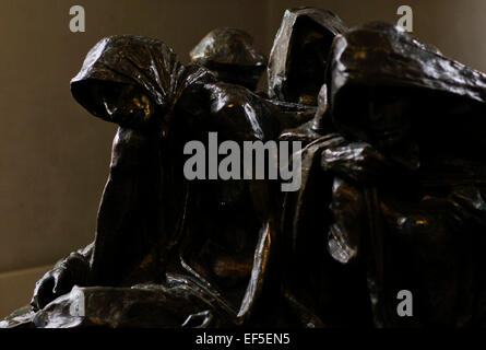 (150127) -- Bruxelles, le 27 janvier 2015 (Xinhua) -- Photo prise le 9 novembre 2012 montre la sculpture commémorant les victimes de l'ancien camp de concentration d'Auschwitz à Oswiecim, Pologne. Les célébrations du 70e anniversaire de la libération du camp de concentration d'Auschwitz a commencé dans le sud de la ville polonaise d'Oswiecim, mardi matin. Le camp de concentration a été fondée en 1940 par les Allemands surtout pour le but d'emprisonner des prisonniers polonais. Depuis 1942 il est devenu l'Europe est l'un des plus grands lieux d'extermination des Juifs, avec plus de 1,1 millions de personnes tuées, également, y compris les poteaux, les Roumains, Banque D'Images