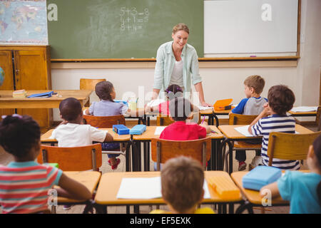 Parler à l'enseignant très jeunes élèves en classe Banque D'Images