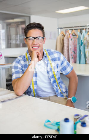 Étudiants de la mode avec des lunettes posing Banque D'Images