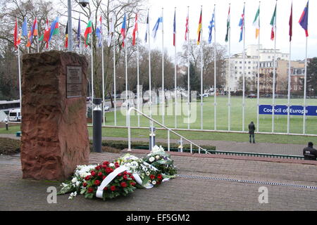 (150127) -- Strasbourg, 27 janvier 2015 (Xinhua) -- Les fleurs sont portées devant une pierre commémorative pour rendre hommage aux victimes de l'Holocauste au Conseil de l'Europe à Strasbourg, France, 27 janvier, 2015. Les participants de l'Assemblée parlementaire du Conseil de l'Europe ont assisté à une commémoration du 70ème anniversaire de la libération de l'allemand nazi de concentration et d'extermination camp à Auschwitz-Birkenau le 27 janvier, l'International Holocaust Remembrance Day. (Xinhua/LU) écueil Suyan (LMM) Banque D'Images