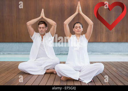 Image composite de beau couple en blanc assis dans lotus posent avec les mains Banque D'Images