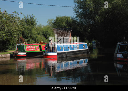 Un grand classique de quitter le Trent et Mersey Canal et rejoindre le canal à Coventry Fradley Junction près de Staffordshire, Alrewas Banque D'Images