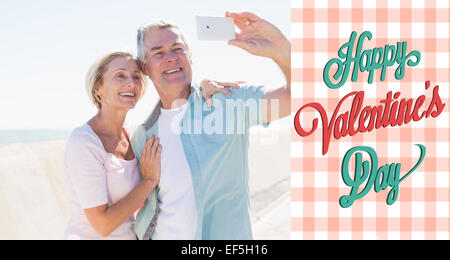 Image composite de happy senior couple selfies posant pour une Banque D'Images