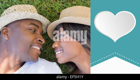 Image composite de l'heureux couple lying in ensemble de jardin Banque D'Images