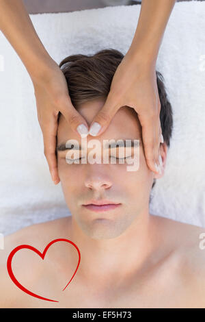 Image composite de l'homme recevoir head massage au spa center Banque D'Images