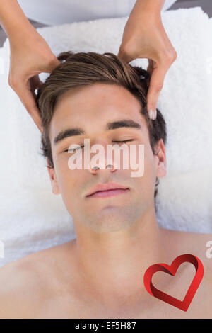 Image composite de l'homme recevoir head massage au spa center Banque D'Images