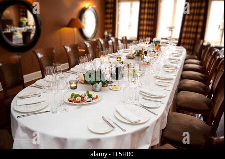 Les paramètres de table de dîner de mariage chambre Banque D'Images