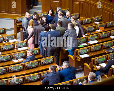 Kiev, Ukraine. 27 Jan, 2015. 'Aide' faction se préparer pour la réunion.-- Verkhovna Rada de l'Ukraine aujourd'hui, le 27 janvier 2015, a publié une déclaration russe conférant le statut de 'État agresseur', et obtenir la reconnaissance de l'échappée de Donetsk et Lougansk République populaire des organisations terroristes. Le document a été adopté aujourd'hui lors d'une session extraordinaire de la Verkhovna Rada, l'initiative a soutenu 271 MP. Son projet présenté sous des "Aide" Gopko Anna. Crédit : Igor Golovnov/Alamy Live News Banque D'Images