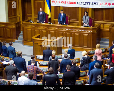 Kiev, Ukraine. 27 Jan, 2015. Députés minute de silence en mémoire de ceux tués à Marioupol. -- Verkhovna Rada de l'Ukraine aujourd'hui, le 27 janvier 2015, a publié une déclaration russe conférant le statut de 'État agresseur', et obtenir la reconnaissance de l'échappée de Donetsk et Lougansk République populaire des organisations terroristes. Le document a été adopté aujourd'hui lors d'une session extraordinaire de la Verkhovna Rada, l'initiative a soutenu 271 MP. Son projet présenté sous des "Aide" Gopko Anna. Crédit : Igor Golovnov/Alamy Live News Banque D'Images